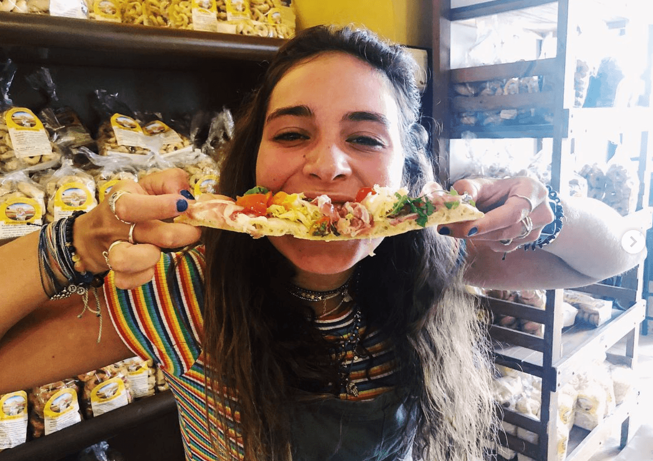 Una de las pasiones de Isa es escribir canciones y comer helado, así lo revela en su cuenta de Instagram. También tiene otro perfil en donde publica fotografías con sus amigos y familia.