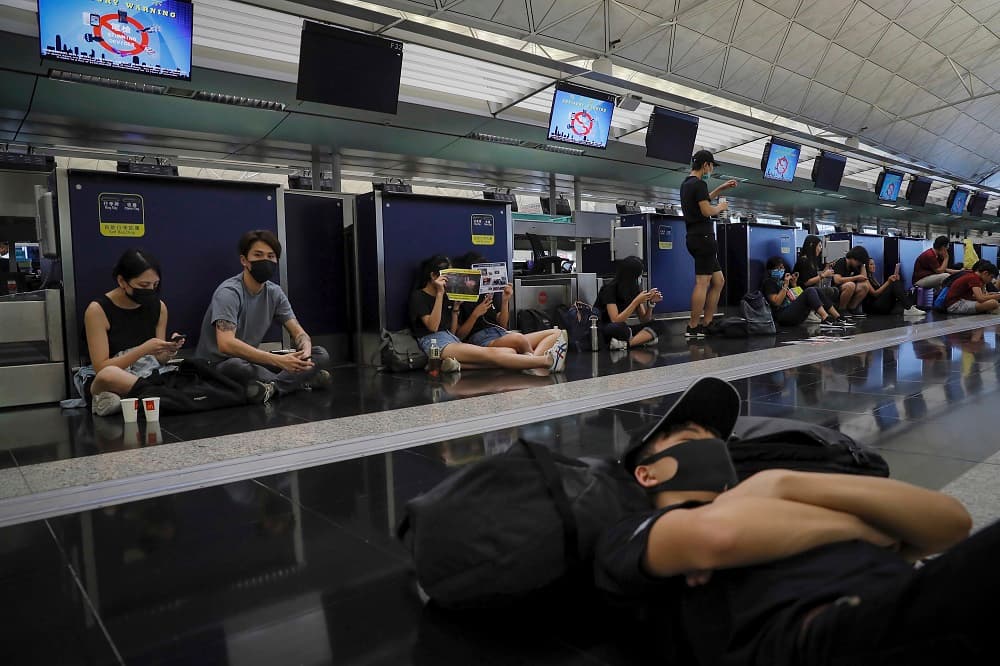 Este rotativo apuntó que las principales aerolíneas han dado órdenes a sus trabajadores de que acaben su trabajo antes de la hora prevista debido a "preocupaciones de seguridad".
