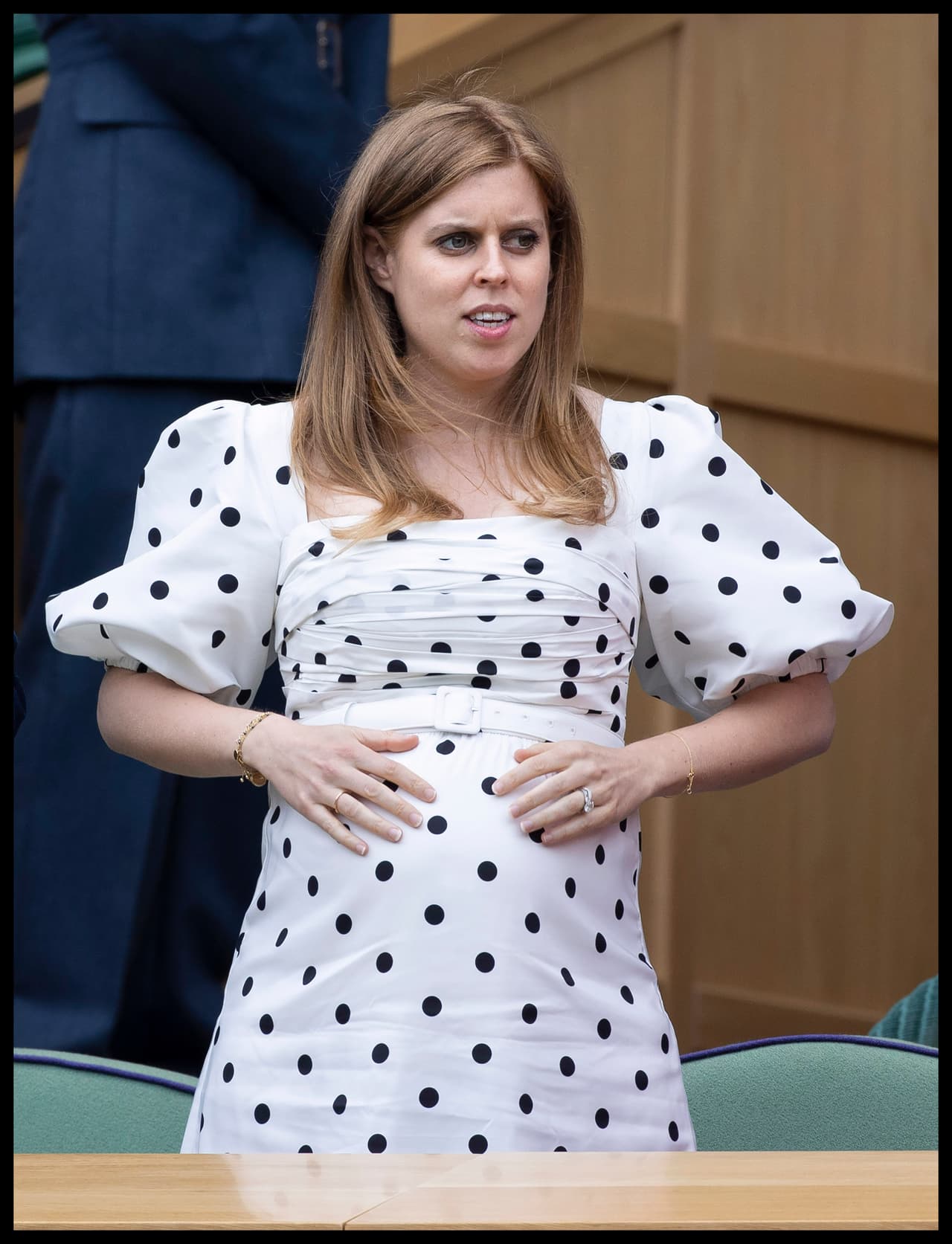 Tal parece que la futura mamá estaba atenta a los movimientos del bebé pues su manos posaron en múltiples ocasiones sobre su vientre.