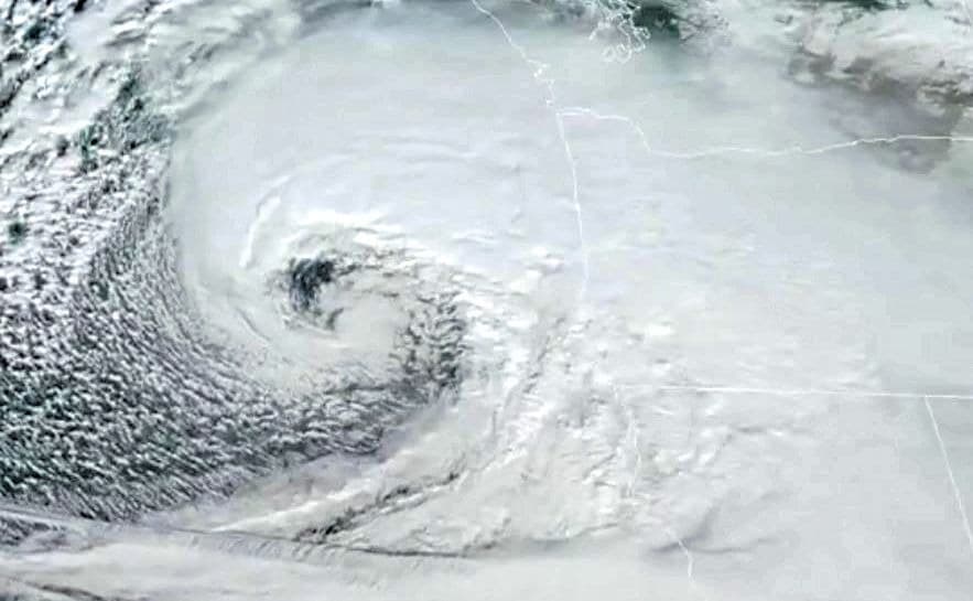 Imágenes satelitales del Servicio Meteorológico Nacional muestran el ojo ciclónico de la tormenta avanzando en las aguas del Océano Pacífico y creciendo conforme se acerca a las costas del norte de California. A este 
<a href="https://www.univision.com/local/san-francisco-kdtv/un-ciclon-bomba-como-no-se-habia-visto-en-los-ultimos-15-anos-comienza-a-azotar-al-norte-de-california" target="_blank">desarrollo acelerado del sistema de baja presión</a> se le conoce como ciclogénesis.