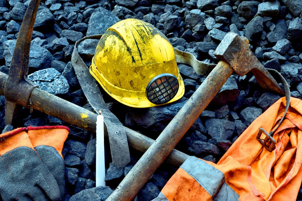 <b>Puesto 10. Industria de la minería y tala</b>
<br>
<br>
<b>Renuncias en noviembre de 2021: 13,000</b>
<br>
<br>
<b>Porcentaje de la fuerza laboral que renunció: 2%</b>
<br>
<br>Las cifras más recientes de la Oficina de Estadísticas Laborales (bls.gov) muestra que, en noviembre de 2021, renunciaron a sus empleos 
<a href="https://www.univision.com/noticias/estados-unidos/gran-renuncia-en-estados-unidos-empleos-dimisiones-2021"><u>4.5 millones de personas</u></a>. Este registro histórico en Estados Unidos mantiene una tendencia que ha sido llamada por medios y expertos como la ‘gran renuncia’.