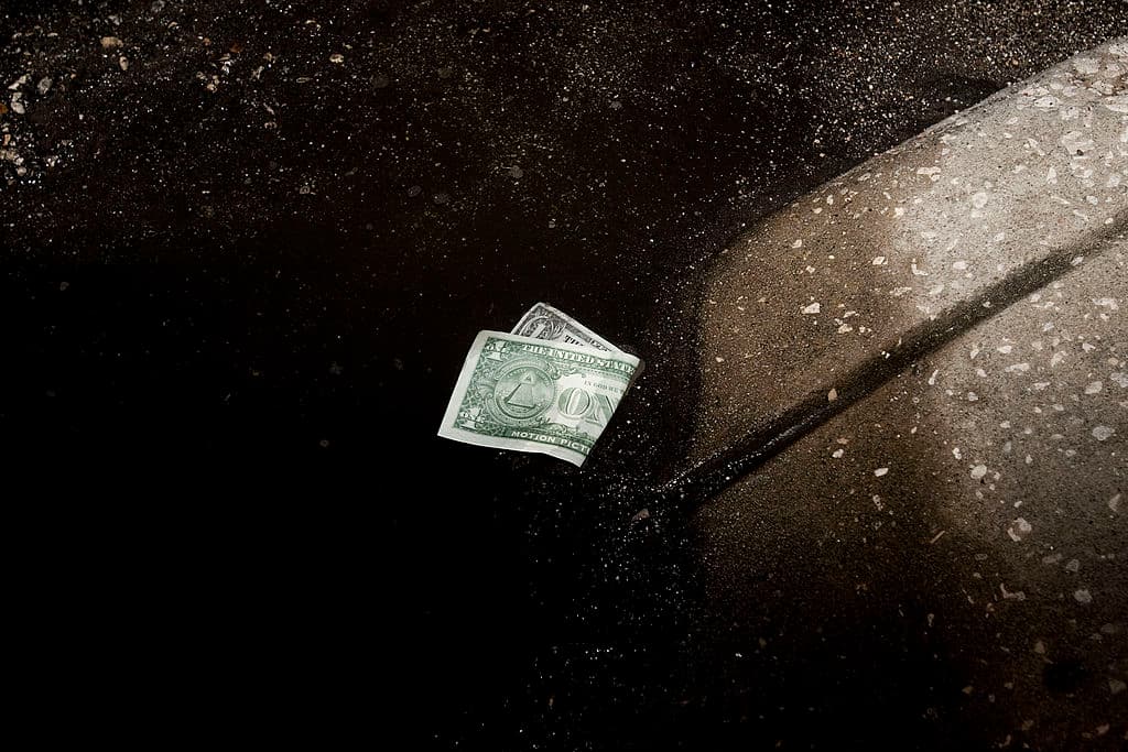 Es dinero ‘suicio’. Bacterias, microbios, han sido alguno de los hallazgos que estudios de las las Fuerzas Aéreas de EEUU y la Universidad de Nueva York han encontrado. Entre las enfermedades que pueden transmitir son acné y hasta neumonía. (Photo by Edward Linsmier/Getty Images)