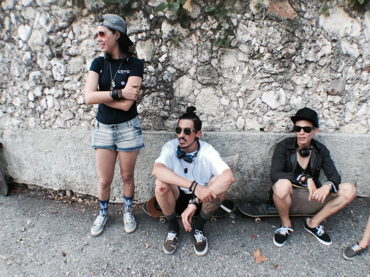 Ariadna (izquierda) junto con su novio (centro) y un amigo de ambos (derecha).