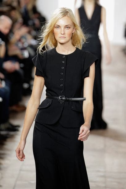 Y Michael Kors utiliza un cinturón marcado en la cintura para resaltar esta combinación de saco y falda.