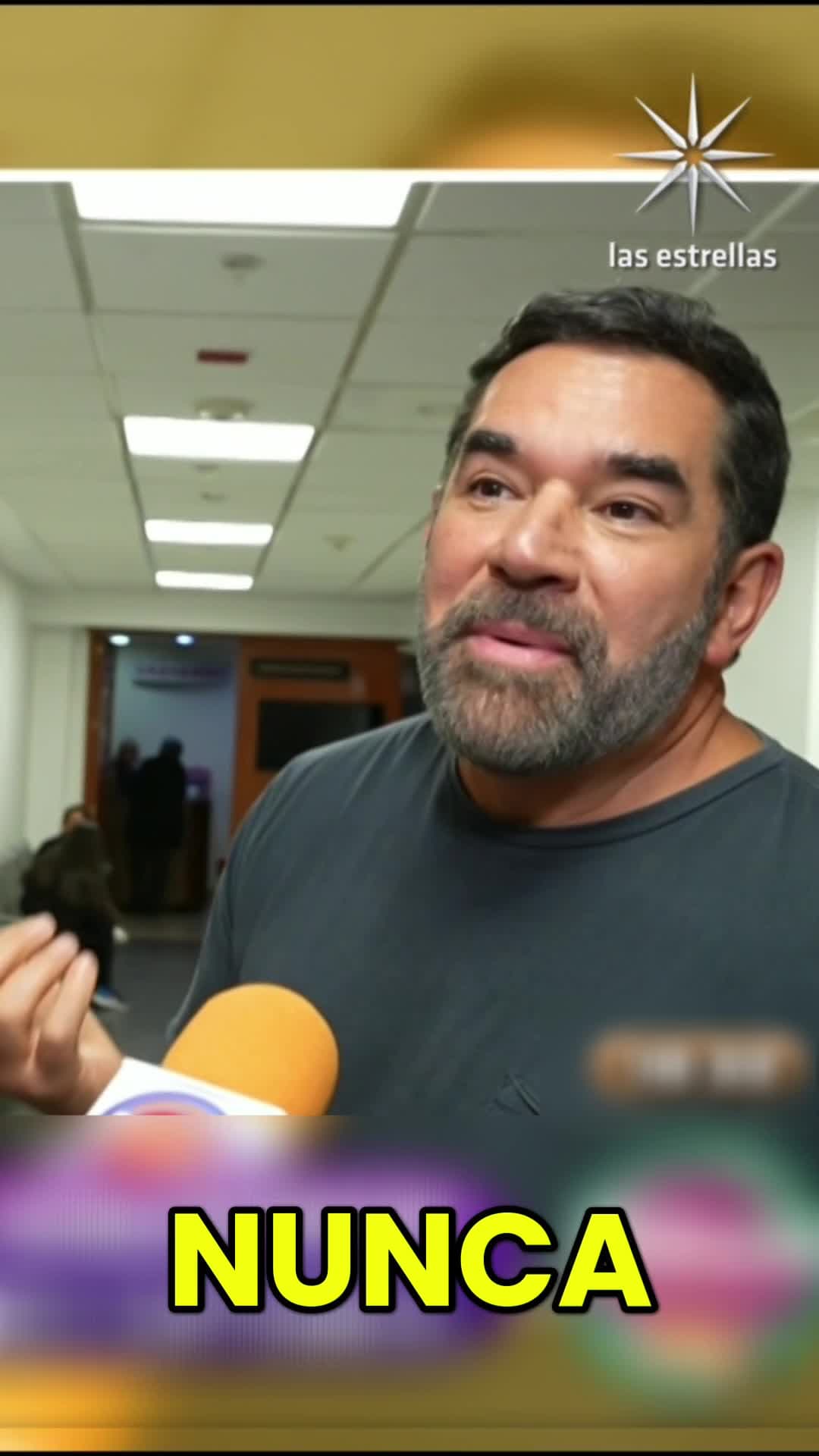 Eduardo Santamarina de la PATADITA de la suerte a su hijo Eduardo Zucchi