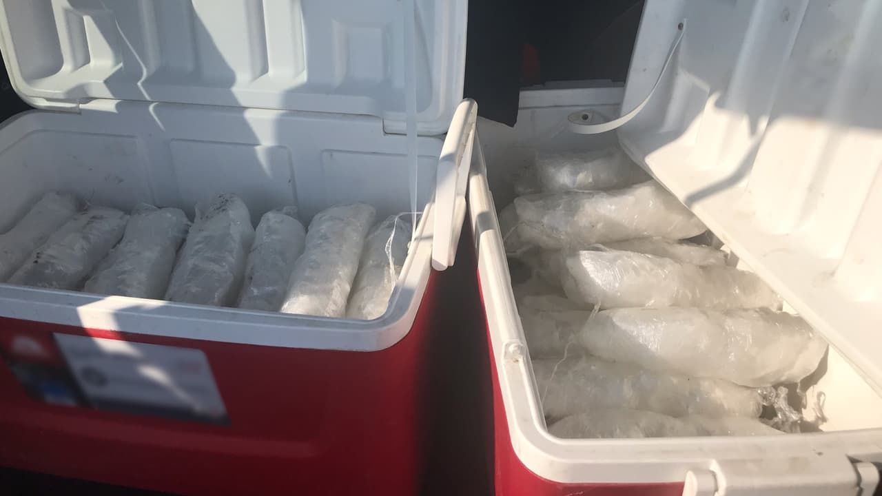 Encuentran más de 50 libras de metanfetamina dentro de una camioneta en una parada de tráfico.