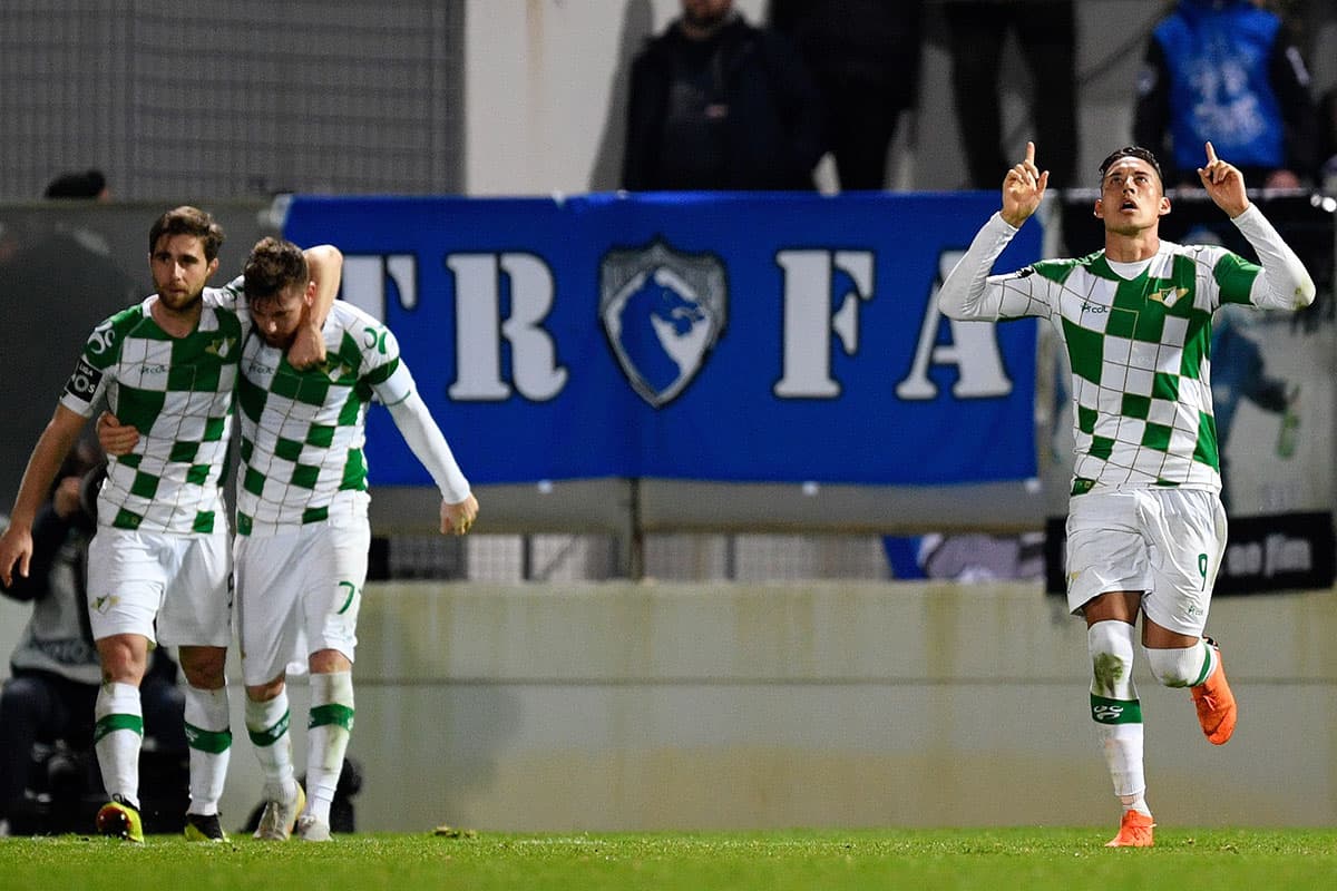 El delantero uruguayo David Teixeira (derecha) anotó el 1-0 para Moreirense al minuto 79'.