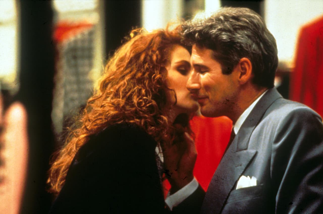 <b>Julia Roberts y Richard Gere: 'Pretty woman' (1990)</b>
<br>
<br>Edward Lewis (Gere) debe hacer un viaje de negocios a Los Ángeles. Tras pelearse con su novia, le ofrece a Vivian Ward (Roberts), una prostituta, quedarse con él toda la semana a cambio de 3,000 dólares. Se alojan en la suite del Regent Beverly Wilshire y una semana después terminan enamorándose. En 2015, en una reunión que tuvo el elenco para la televisión, la actriz saludó a Richard Gere con un beso en los labios; dos años después, Roberts confesó que le había suplicado a a Richard Gere que fuera su coprotagonista.
