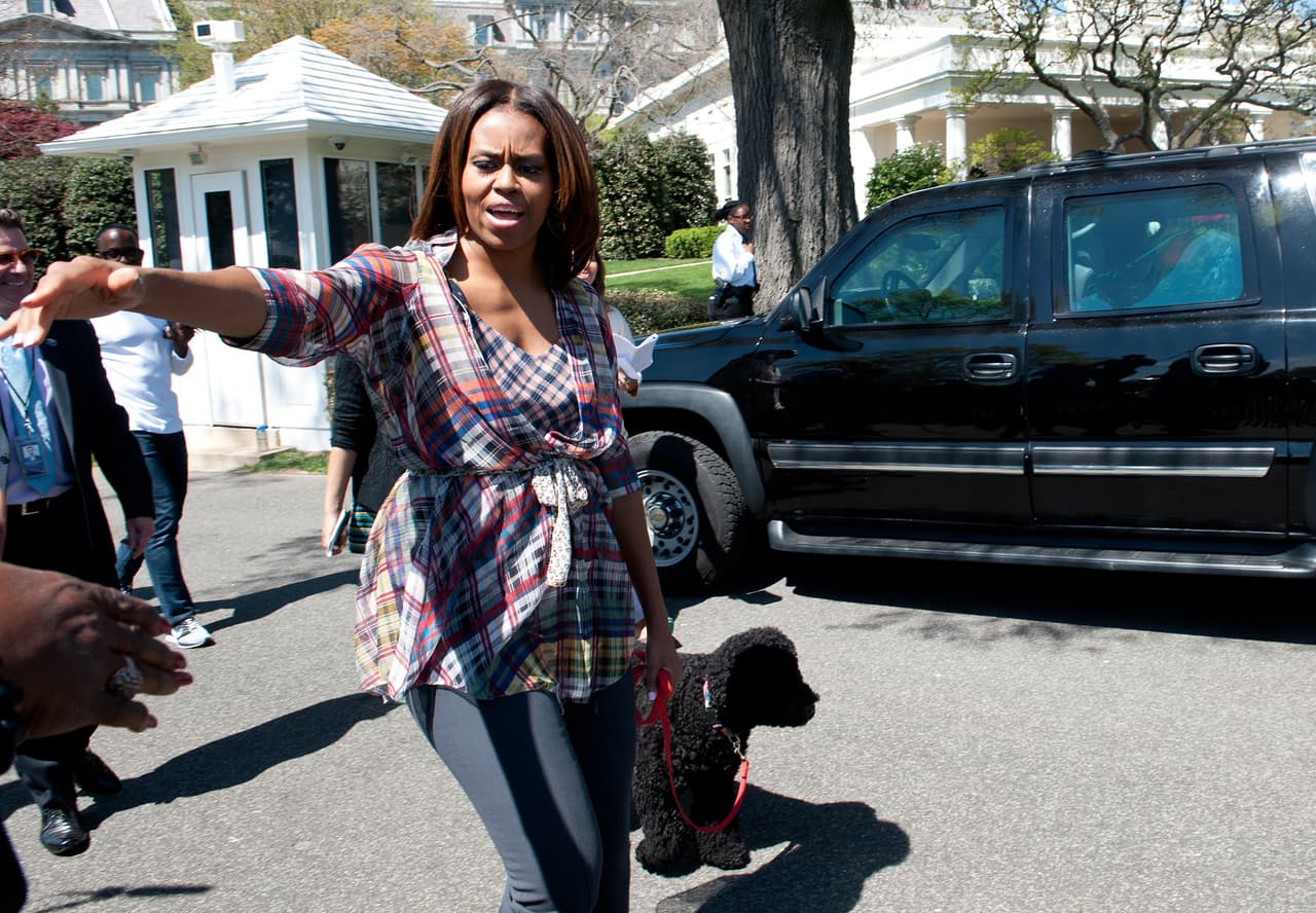 En esta foto se ve a Michelle Obama con su perro Sunny dando un paseo por los campos de la Casa Blanca previo a los comienzos de la celebración de Pascua de 2014.