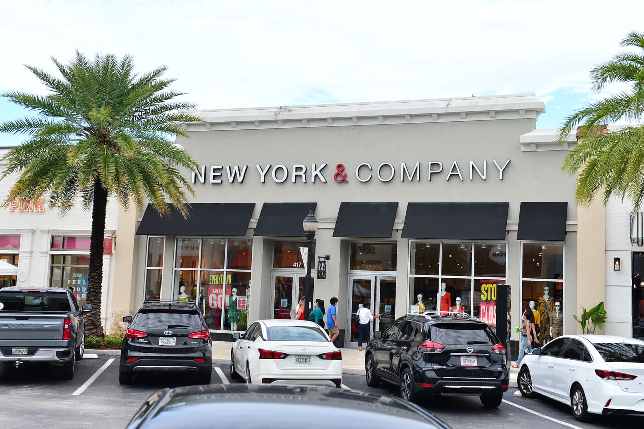 <b>RTW Retailwinds.</b> La compañía detrás de la tienda de ropa para mujeres New York & Co. se declaró en bancarrota el 13 de julio de 2020. Ya estaba afectada por el aumento del comercio electrónico pero el covid-19 aumentó sus problemas económicos. Algunas tiendas se reabrieron durante la pandemia para ventas de liquidación. En agosto, la compañía anunció un acuerdo para vender su negocio en línea por 20 millones de dólares. 
<br>