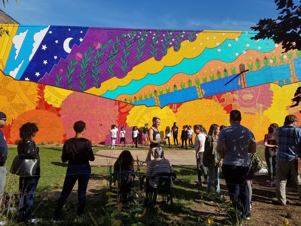 El área donde se encuentra este vibrante jardín comunitario llamado "El paseo" alguna vez fue un terreno abandonado al oeste de Chicago. Sin embargo, hoy en día es un lugar donde personas de todas las edades conviven, aprenden y cosechan sus propios alimentos.