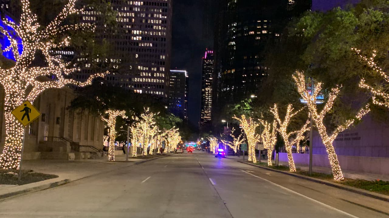 El espectáculo de luces navideñas lo puedes encontrar en esta dirección: 901 Bagby Street.