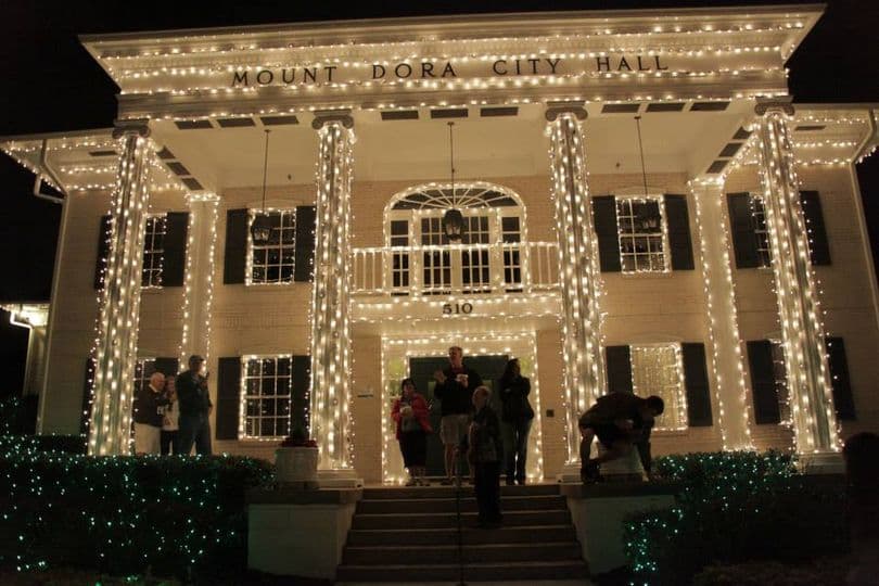 <b>Light Up Mount Dora </b>
<br>
<b>Fecha:</b> 26 de noviembre
<br>
<b>Lugar:</b> Elizabeth Evans Park. 100 N Donnelly St. Mt Dora, FL
<br>
<b>Sitio web</b>: 
<a href="https://ci.mount-dora.fl.us/Calendar.aspx?EID=12945">https://ci.mount-dora.fl.us/Calendar.aspx?EID=12945</a>
<br>
<br>Disfruta del espectáculo de luces navideñas en Lake Dora Waterfront desde Simpson Cove hasta Evans Park y visita a Santa en Sunset Park.