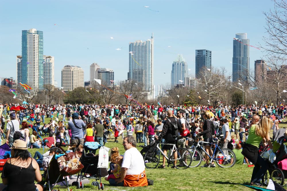Número 6: Austin, Texas Austin es una ciudad encantadora, llena de cosas gratis para hacer (y lindas cosas). Tanto la estadía, como la comida es económica y tiene un ambiente muy artístico y especial. Música, buena comida y actividades al aire libre son algunas de las razones para visitar esta ciudad texana.