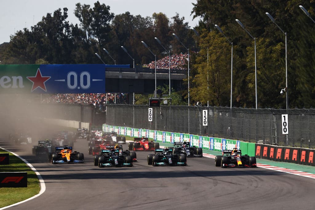 Red Bull hace el 1-3 con Max Verstappen en primer lugar y Sergio Pérez en tercero durante el Gran Premio de México en la Formula 1. Lewis Hamilton se quedó con la segunda posición durante la carrera. El mexicano logró subirse al podio en se casa.
