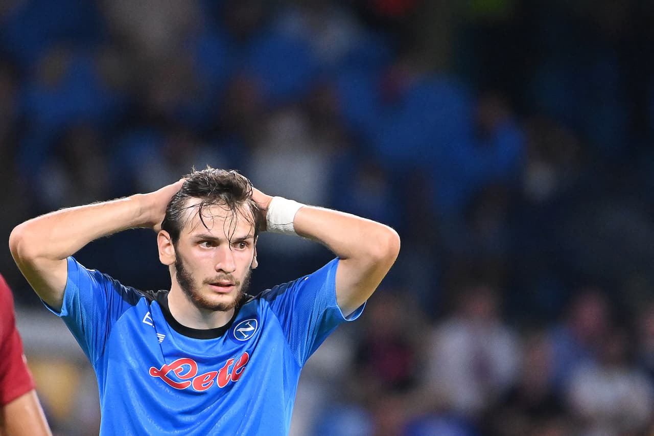 Napoli venció al Liverpool por 4-1 con un doblete de Piotr Zienlinski, así como los tantos de Anguissa y Giovanni Simeone. Hirving Lozano ingresó e la segunda parte, pero no pudo anotar.