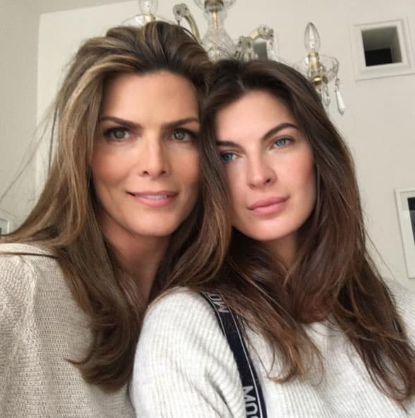 Finalmente fue Yaya Kosikova quien llevó al altar a Montserrat Oliver tras cinco años de relación.