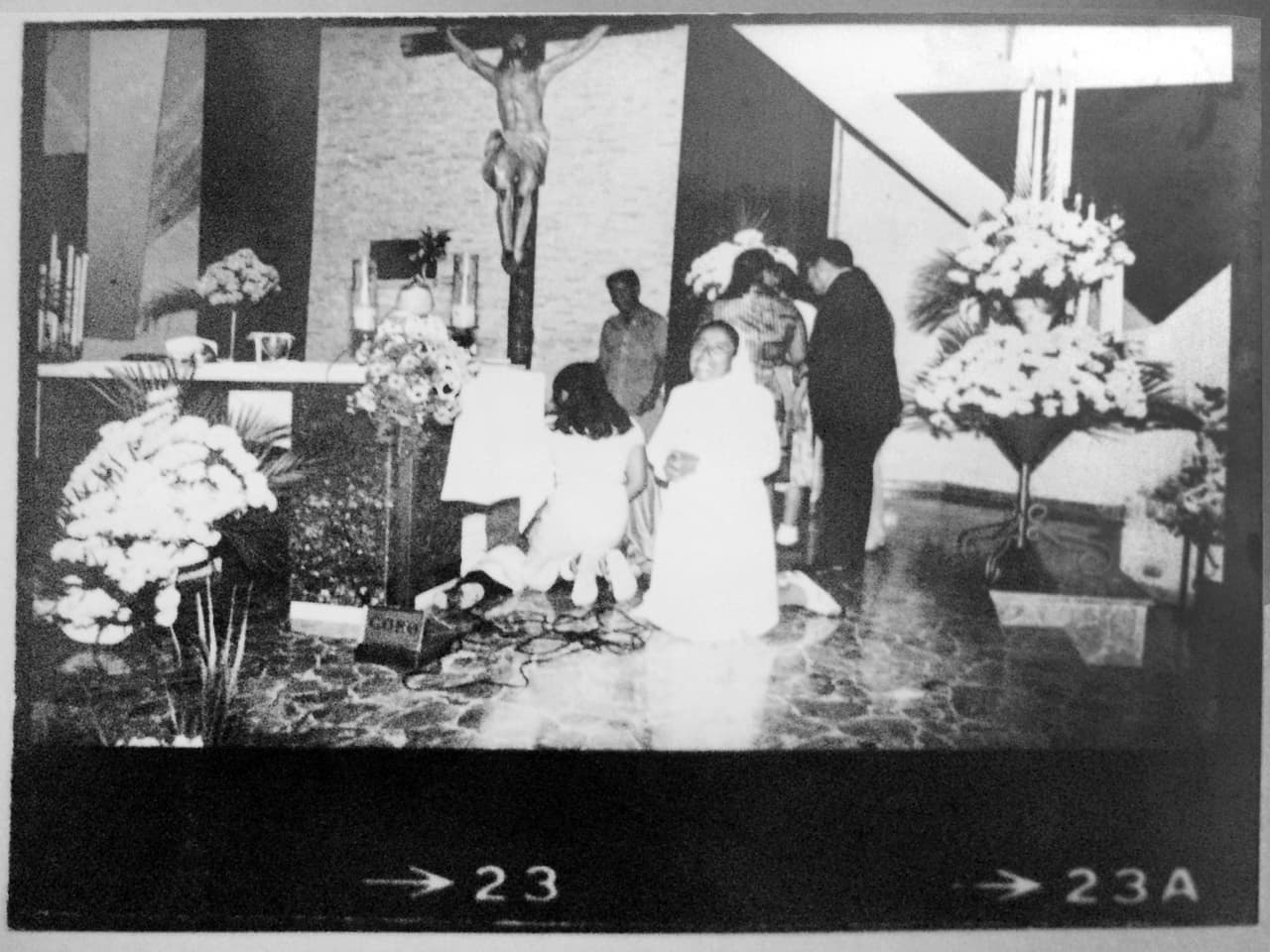 Monseñor Óscar Arnulfo Romero fue asesinado el 24 de marzo de 1980. El francotirador que le disparó estaba afiliado a los Escuadrones de la Muerte, grupos paramilitares que asesinaron y desaparecieron a cientos de personas durante la guerra civil salvadoreña, según concluyó una comisión del gobierno salvadoreño que investigó el crimen en 1986.