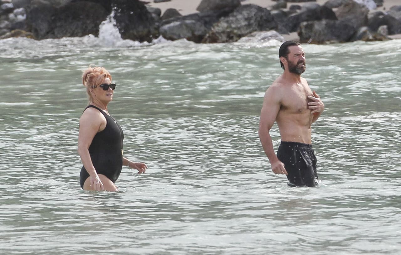 El actor y su esposa, la productora de cine Deborra-Lee Furnes celebran su aniversario de bodas en el mar.