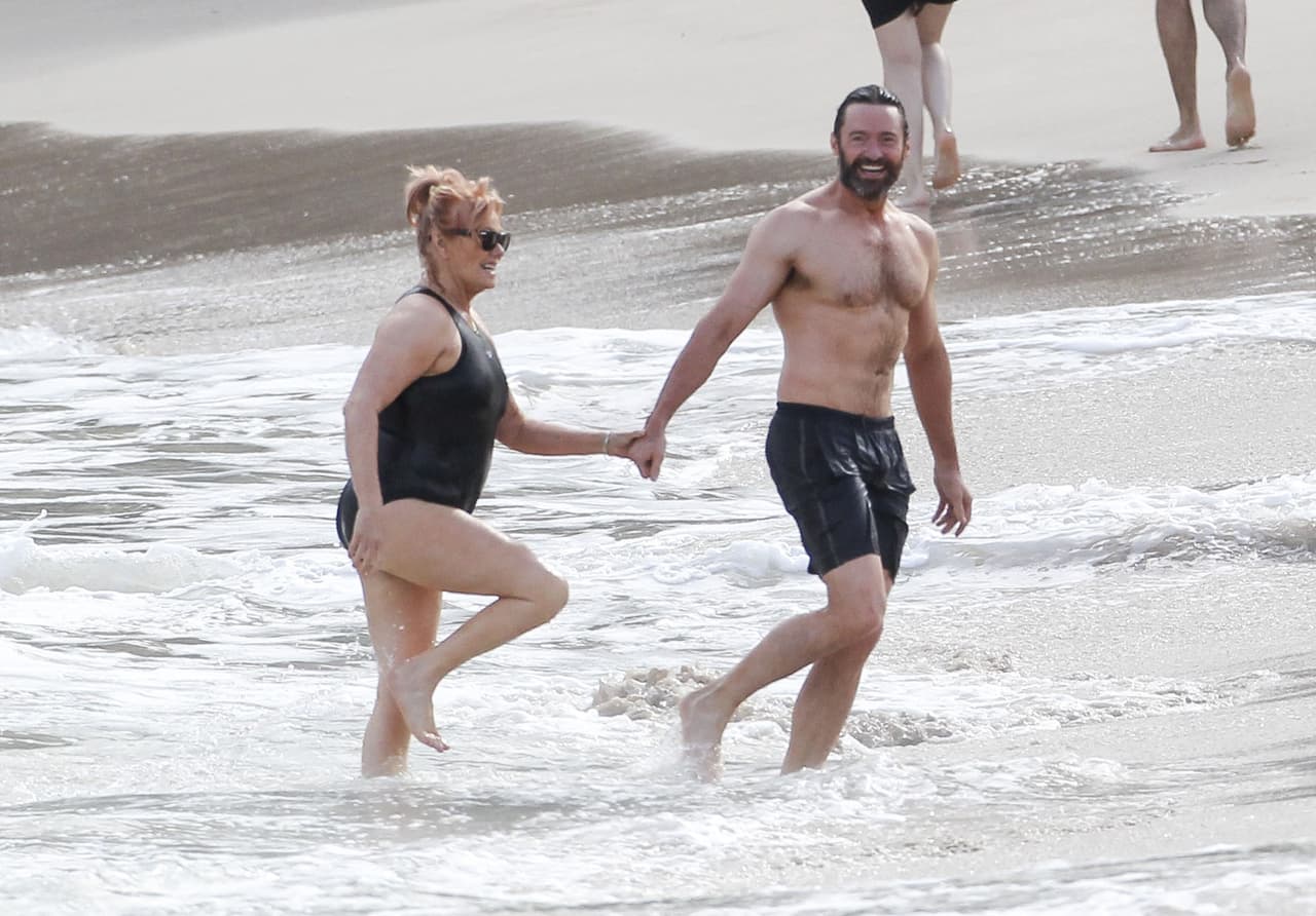 Se tomaron de la manita.