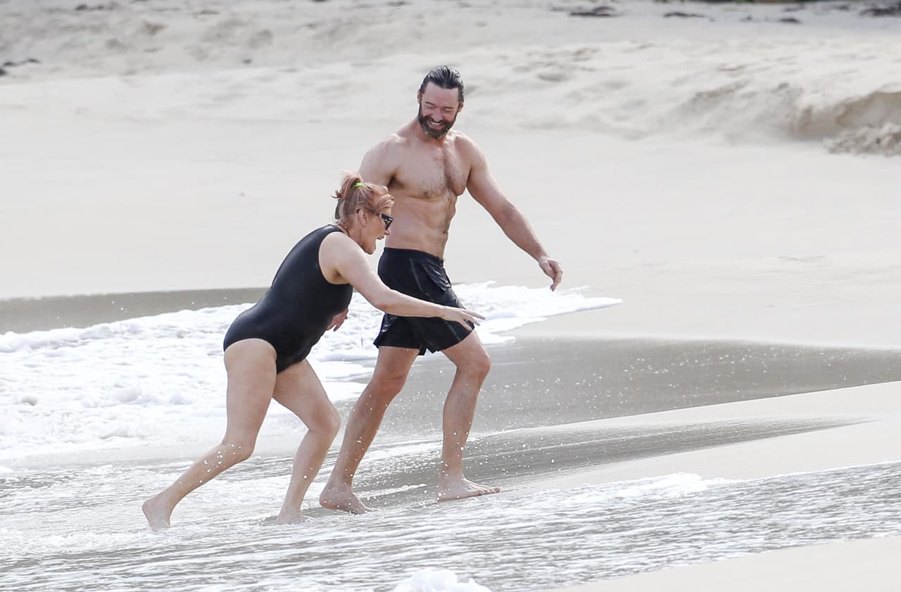 Deborra-Lee se veía muy contenta y Hugh encantado al ver tan feliz a su mujer.