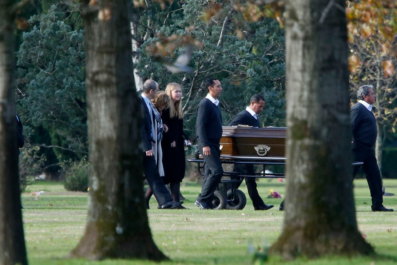 Inés fue sepultada el sábado 9 de junio, de manera privada, con la presencia de la familia real y de sus parientes y amigos argentinos.