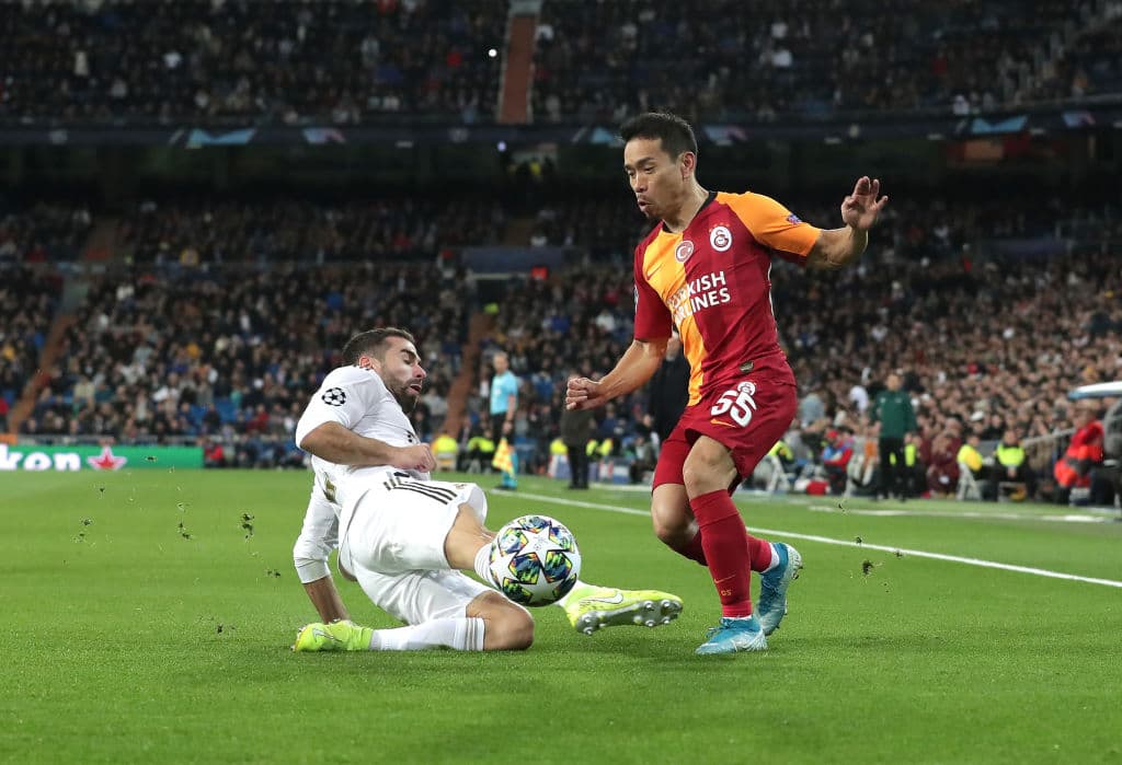 Yuto Nagatomo recibe una falta por parte del defensor blanco Daniel Carvajal.