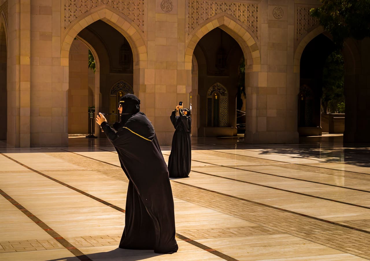<b>Mascat, Sultanato de Omán.- </b>La Gran Mezquita del Sultán Qaboos es un edificio impresionante que merece su estatus de icono de la arquitectura islámica moderna. Tiene capacidad para 20,000 fieles y un ambiente tranquilo y un ambiente íntimo. / Crédito: Sue O'Connell, Reino Unido. Categoría Rostros, Personas y Culturas. Trabajo elogiado / 
<a href="www.tpoty.com" target="_blank">Tpoty</a>