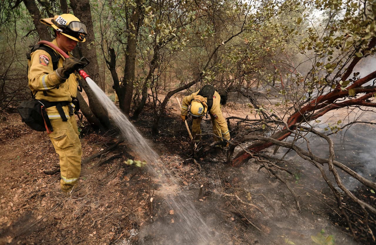 Autoridades de California buscan a siete desaparecidos tras el masivo incendio forestal