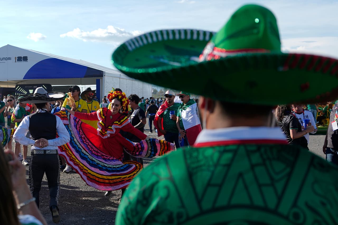 Unos aficionados bailan antes del partido de fútbol del Grupo A de la Copa del Mundo entre México y Corea del Sur en Zapopan, cerca de Guadalajara, México, el jueves 18 de junio de 2026.