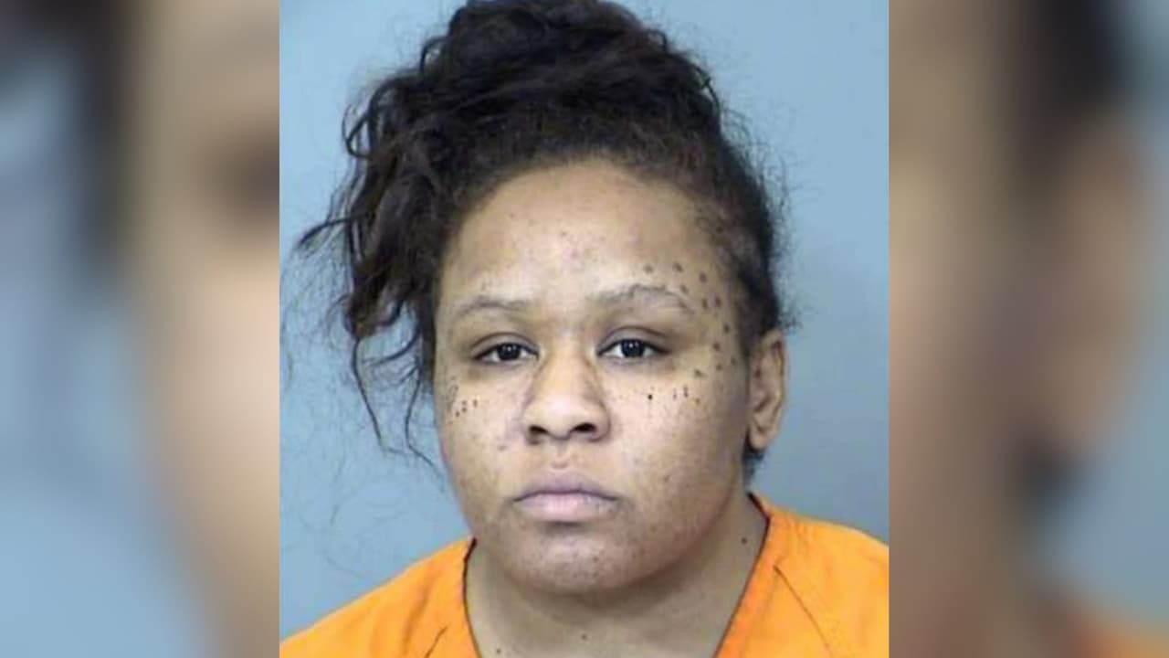 Arrestan a Misses Evans, la mujer que asaltó un Circle K y golpeó a un empleado en la cara con un ladrillo