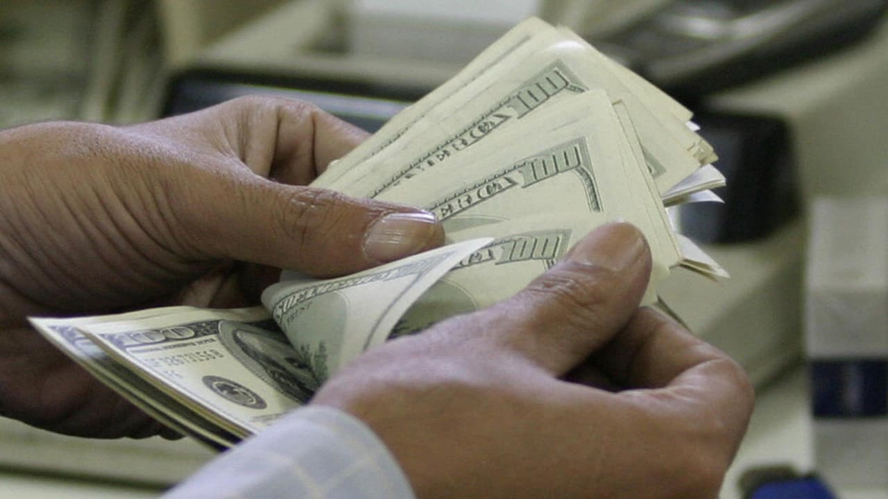 Depósitos directos y tarjetas de débito serán enviados a los californianos que califican para la ayuda a partir del 7 de octubre de 2022 y hasta enero de 2023.