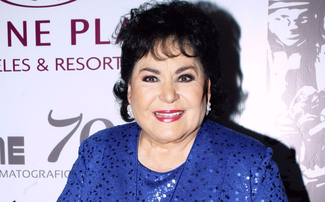 Carmen Salinas, quien interpreta a 'Doña Cuca' en 
<b>Nosotros los Guapos</b>, utilizó su cuenta de Twitter para expresar su dolor ante el fallecimiento del intérprete de canciones como 'El Triste', 'Seré' y 'Gavilán o Paloma'. Además de compartir grandes momentos como amigos, Carmen Salinas y José José trabajaron juntos.