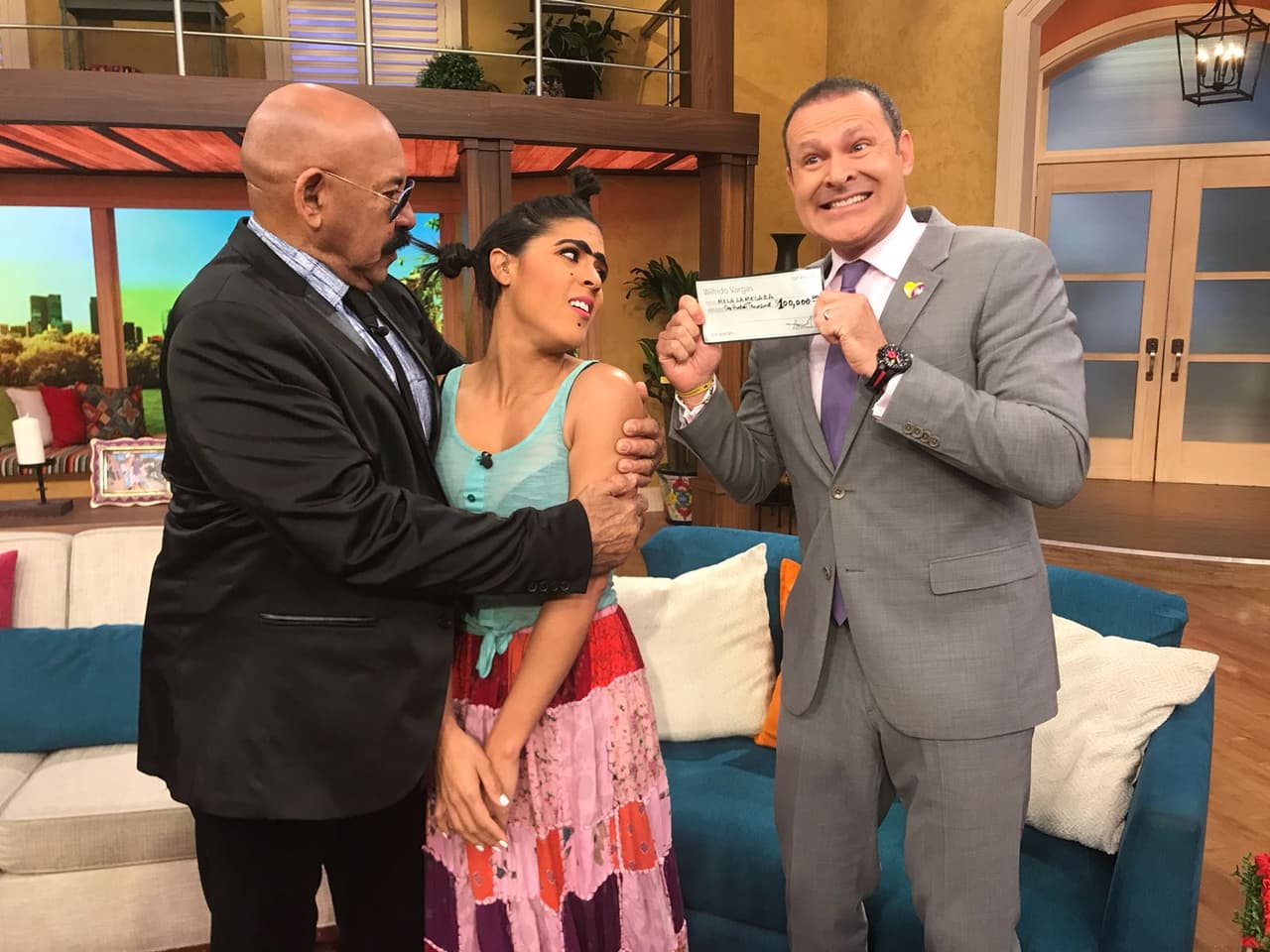 Con tremendo obsequio todo cambió. Mela recordó que su apellido no era D'León.