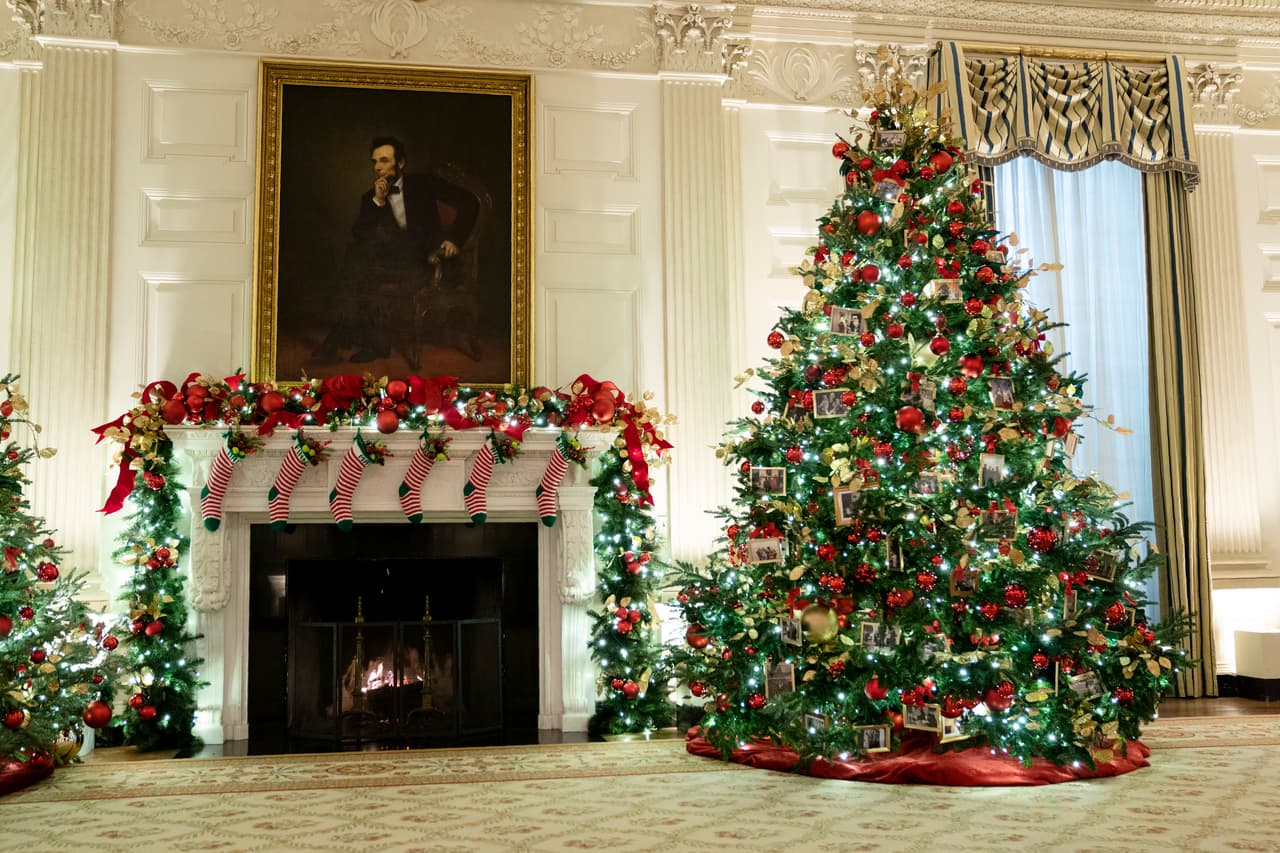 El Salón Este de la Casa Blanca está decorado para la temporada navideña durante una vista previa para la prensa de las decoraciones navideñas de la Casa Blanca, el lunes 29 de noviembre de 2021, en Washington. (AP Foto/Evan Vucci)
