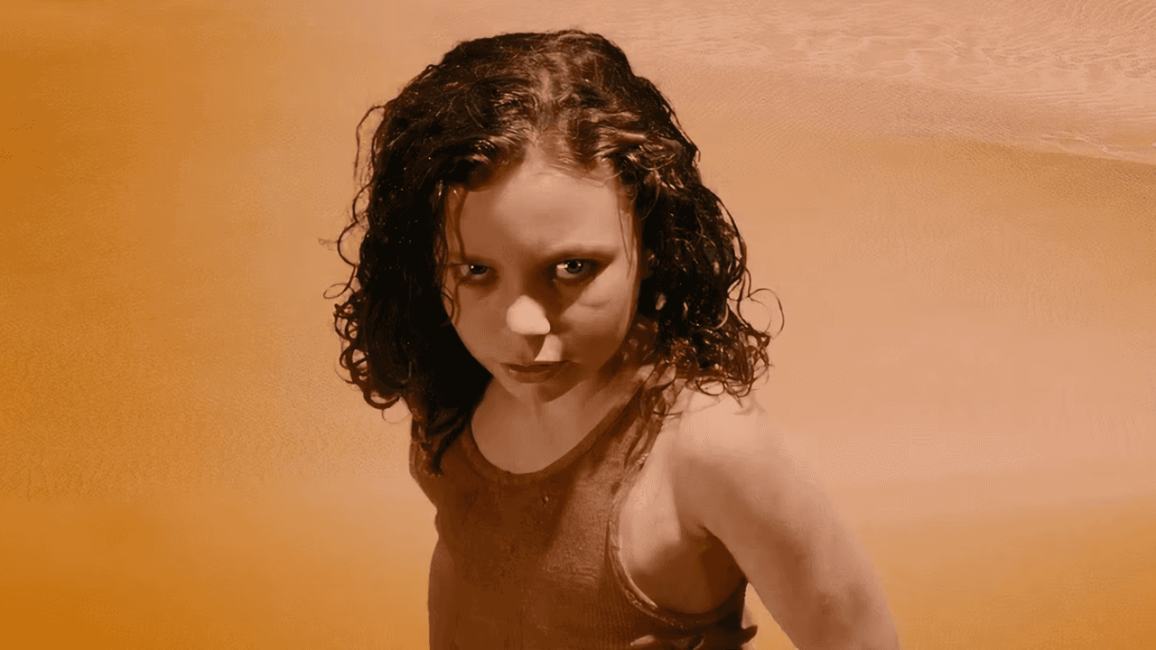 Glory, la niña que aparece en los recuerdos de Max en 'Mad Max: Fury Road'.