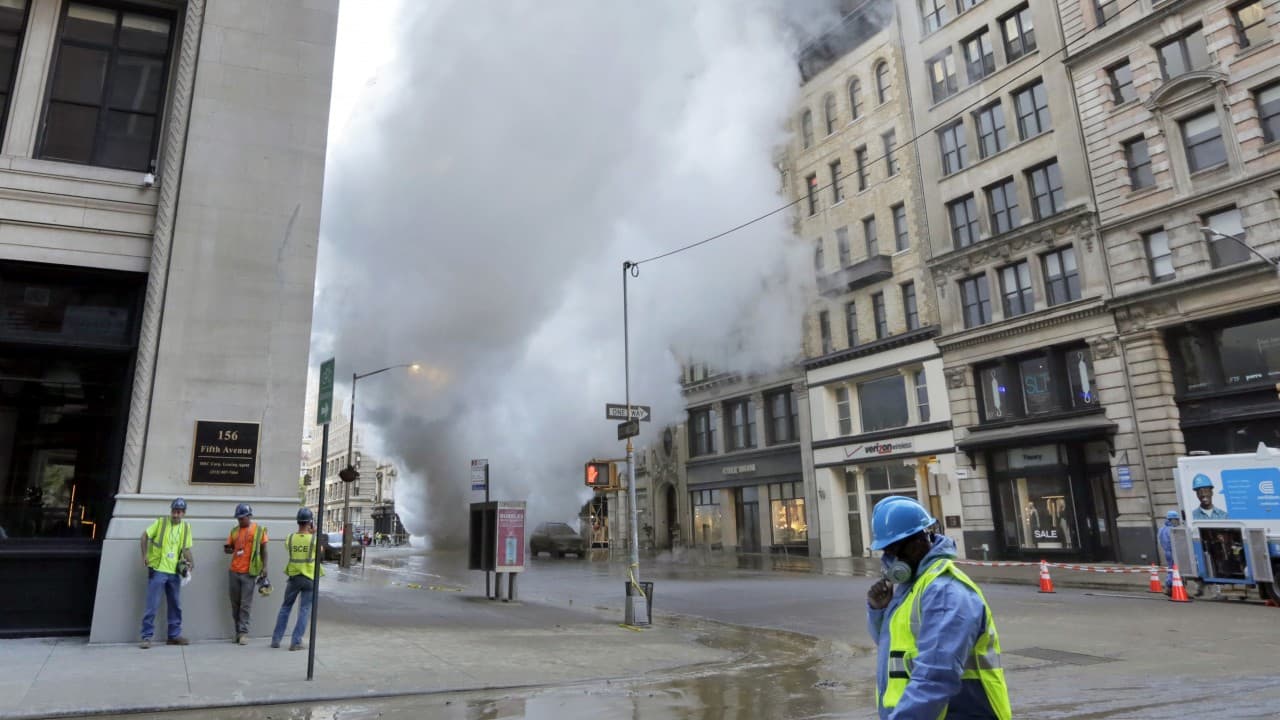 Tuberías de vapor de alta presión explotan en la 5ª Avenida de Nueva York