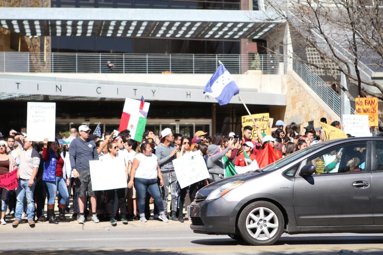 La colorida y concurrida manifestación de respaldo a los inmigrantes en Austin contó con la participación de personas de varias nacionalidades y diversas comunidades.