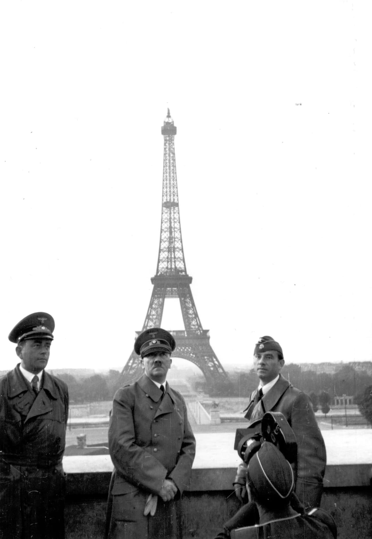 Una de las grandes aspiraciones del dictador alemán Adolf Hitler era conquistar Francia. En esta foto, Hitler posa con la Torre Eiffel al fondo un día después de la capitulación formal de Francia, el 23 de junio de 1940. Acompañado a la izquierda por Albert Speer, ministro alemán de armamentos y arquitecto jefe, y a la derecha, Arno Breker, profesor de artes visuales y escultor favorito de Hitler.
