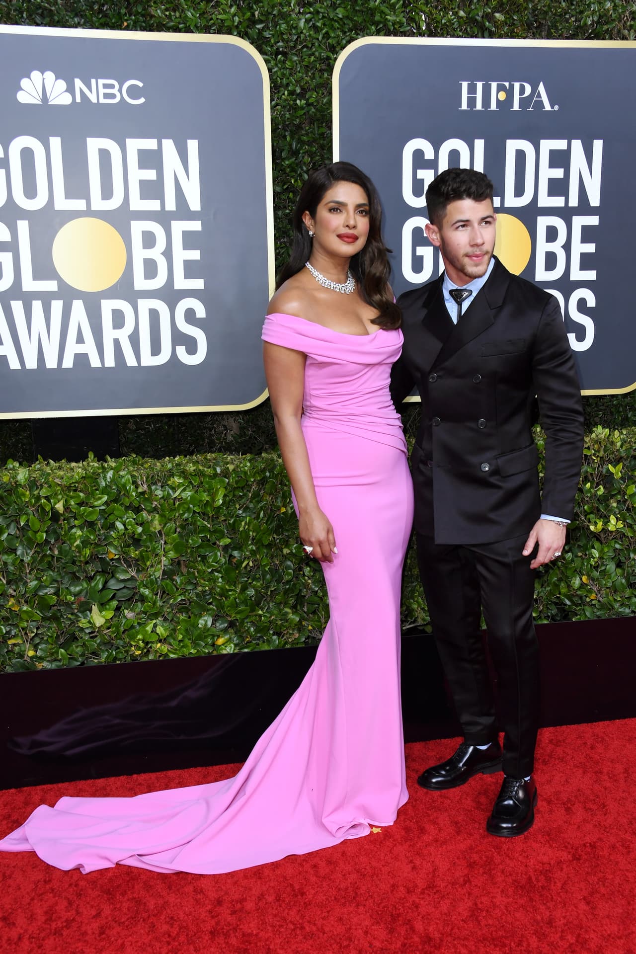 Al parecer, los diseñadores en esta ocasión volvieron a elegir los vestidos al mejor estilo del viejo Hollywood. Así fue la elección de la actriz
<b>Priyanka Chopra</b> (y amiga de Meghan Markle) que llevó un look de Cristina Ottaviano en rosa chicle.