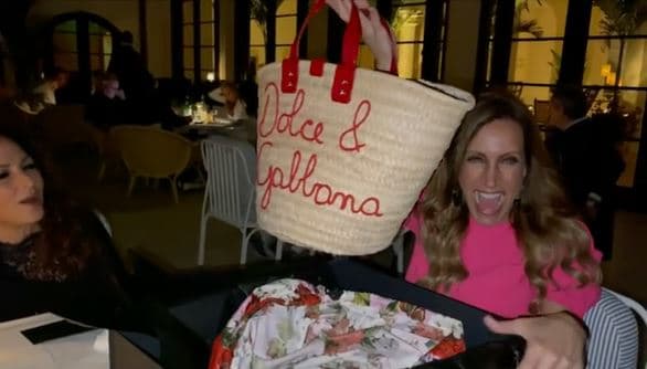 Incluso la Flaca presumió el regalo que le dio Thalía, el cual estrenó en su fiesta de cumpleaños en su casa.