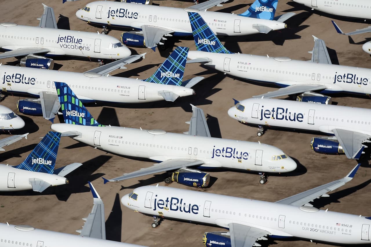 Decenas de aviones comerciales de las aerolíneas, Jet Blue, Delta, Air Canada, entre otras, que fueron suspendidos temporalmente por la pandemia del coronavirus, se encuentran estacionados en el Pinal Airpark en Marana, Arizona.
