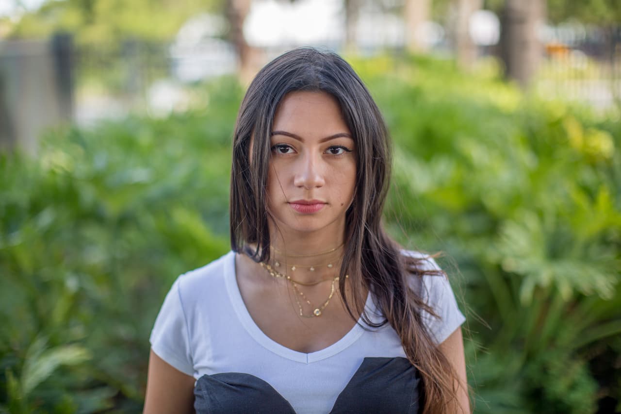 <b>Lorena Sanabria</b> está disgustada de tanto ‘te escucho’, ‘te entiendo’ por parte de los legisladores. Nacida en Colombia, criada en Florida, acaba de volver de Tallahassee, donde se entrevistó con congresistas y el gobernador Rick Scott. Casi no durmió, esta decepcionada, pero sigue difundiendo su mensaje y concediendo entrevistas. Insiste en que el drama de estos estudiantes de Parkland no es aislado ni único. Siente que los jóvenes estadounidenses están en peligro en cualquier lugar –la escuela, un cine o un mall– y que la única solución para remediarlo es cambiar la legislación. Del otro lado de las cámaras está su madre. Se seca las lágrimas con un pañuelo de papel y le dice a otra mamá de la escuela que son muy afortunadas de seguir teniendo a sus hijos con ellas.