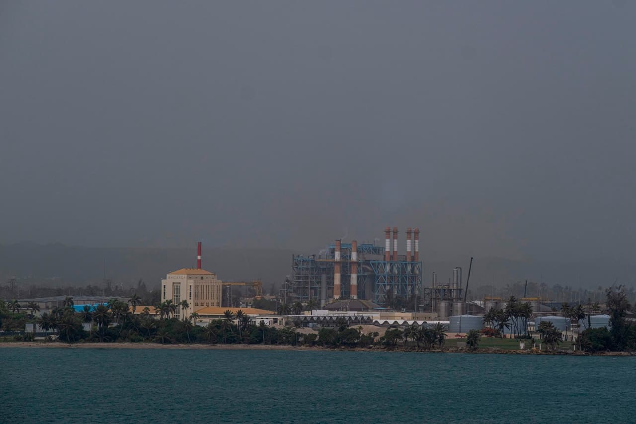 El fenómeno, conocido como
<a href="https://www.univision.com/noticias/medio-ambiente/fotografias-satelitales-la-gigantesca-nube-de-polvo-africana-que-arropara-a-eeuu-fotos">Capa de Aire Sahariana</a> se forma sobre el desierto del Sahara y cruza el Atlántico Norte -durante tres a cinco días- desde finales de primavera hasta principios de otoño, teniendo su punto más alto a finales de junio y principios de agosto, de acuerdo con la Oficina Nacional de Administración Oceánica y Atmosférica (NOAA por sus siglas en inglés).
<br>