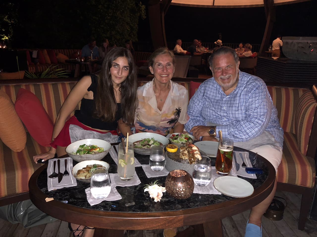 Salir a cenar es sin duda la parte del día que más disfruta Raúl y a juzgar por su cara en esta foto, podemos notar lo emocionado que estaba por los platos que iba a deleitar.
<br>