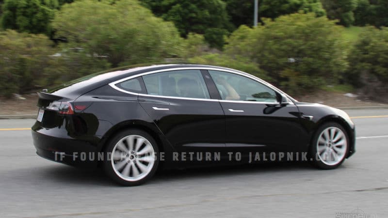 El
<b> Tesla Model 3</b> mantiene la apariencia básica mostrada en las maquetas rodantes mostradas en marzo pasado.