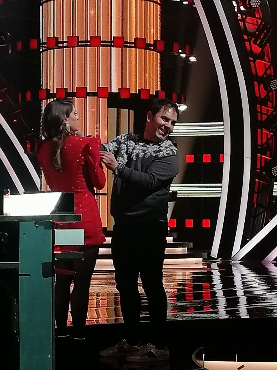 Todas esas peripecias tuvieron consecuencias en su vestuario, pues en pleno show, su asistente tuvo que entrar al rescate.