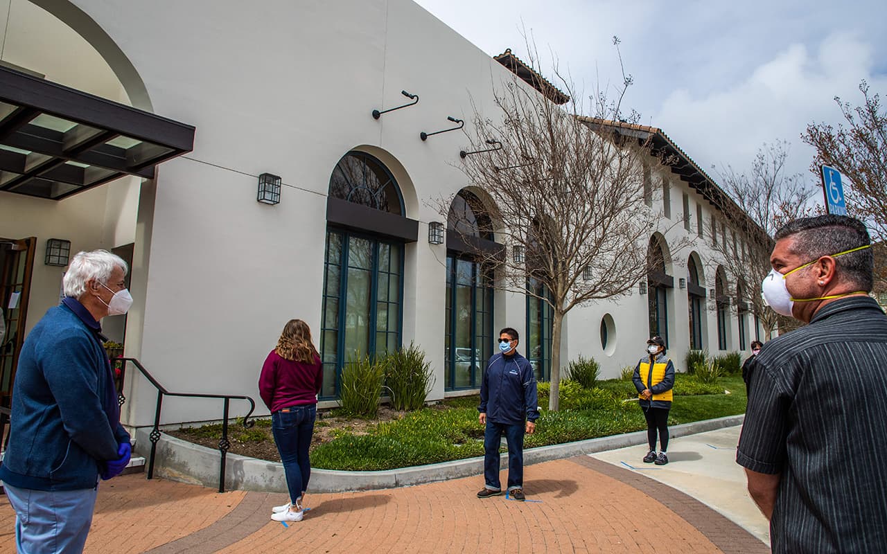 Mantas y comida caliente bajo un puente en San Antonio: así ayudan a desamparados ante el frío extremo 