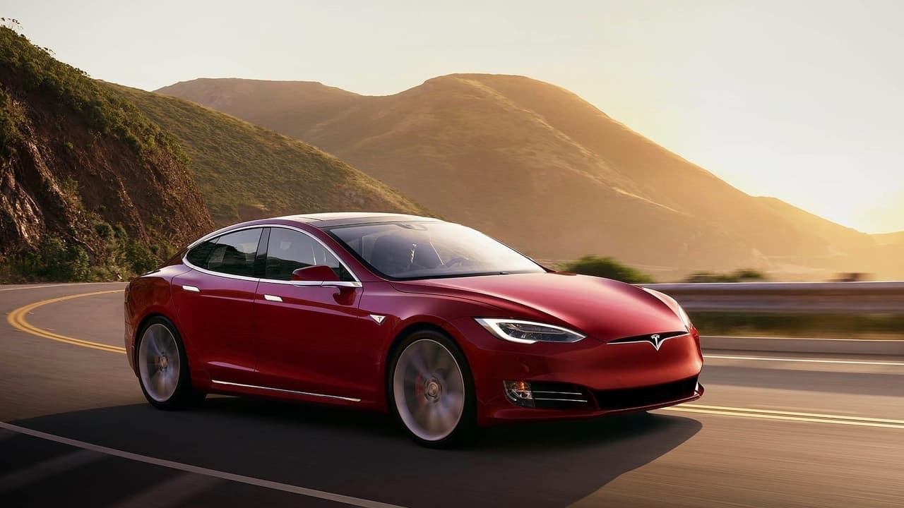 <h3 class="cms-h3-H3">2. Tesla Model S</h3>
<br>Las unidades usadas del lujoso sedán grande eléctrico de Tesla toman un promedio de 32.4 días en el concesionario antes de encontrar un comprador, lo que coloca al modelo como el segundo auto usado que se vende más rápido en Estados Unidos. El Tesla Modelo S no es un auto de producción masiva lo que limita su disponibilidad en el mercado secundario, el cual es siempre una alternativa a la larga espera que puede significar tratar de comprar un Model S nuevo. Estas dos circunstancias pueden explicar lo rápido que se vende el único carro de lujo de la lista.
