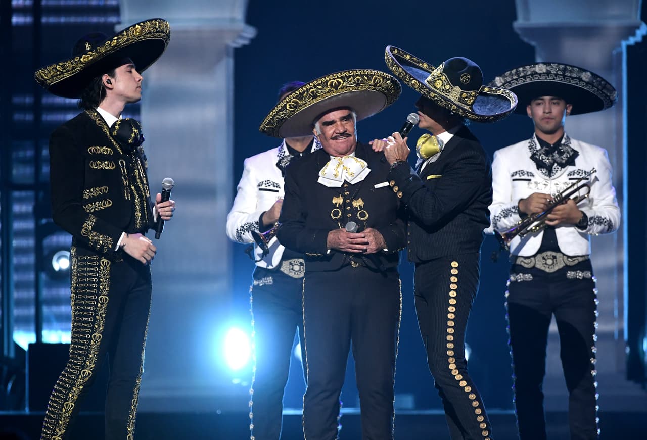 Vicente Fernández, 
<a href="https://www.univision.com/famosos/a-alex-fernandez-le-dio-risa-estar-nominado-junto-a-su-abuelo-chente-en-la-misma-categoria-del-latin-grammy-fotos" target="_blank">nominado</a> a Mejor Álbum de Música Ranchera/Mariachi, no había cantado en televisión desde 2008.